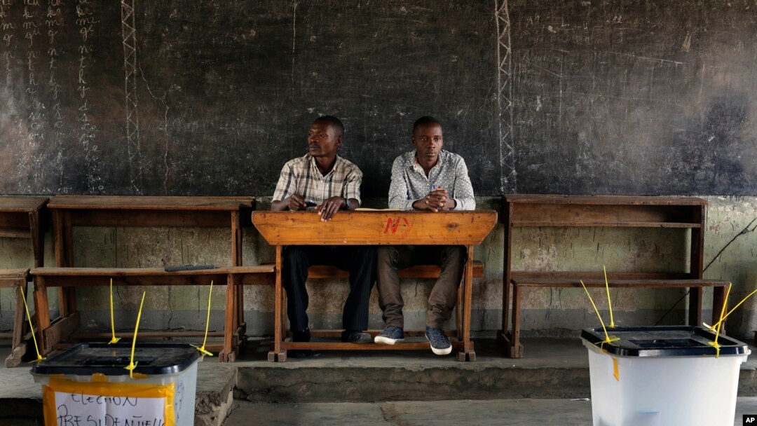 Pengamat pemilu menyaksikan pilpres di sebuah TPS di Bujumbura, Burundi yang sepi dari kehadiran pemilih. Pemilu terus berjalan meskipun diboikot oposisi, Selasa (21/7).