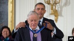 Ben Bradlee, saat menerima penghargaan "Presidential Medal of Freedom" dari Presiden Obama di Gedung Putih, Washington DC, 20 November 2013 (Foto: dok).