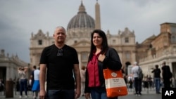 ARCHIVO: Los periodistas peruanos Pedro Salinas y Paola Ugaz, quienes investigaron las denuncias de abusos del Sodalicio de Vida Católica en Perú, posan frentea a la Basílica de San Pedro en el Vaticano, el 17 de octubre de 2024.