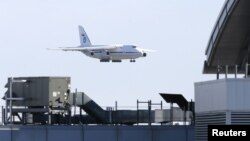 Pesawat militer Rusia yang membawa peralatan medis, masker dan pasokan lainnya mendarat di Bandara Internasional JFK di New York di tengah wabah virus corona (COVID-19) yang melanda kota itu, 1 April 2020. (Foto: Reuters)