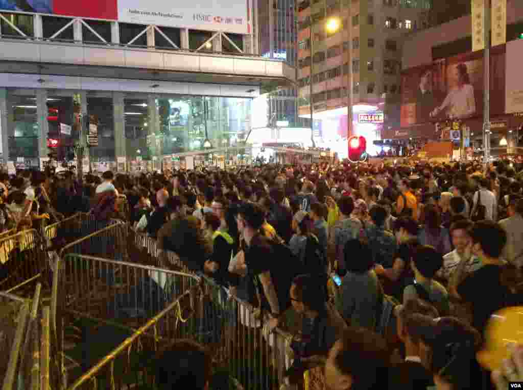 香港警民在旺角對峙 (美國之音海彥 拍攝) 