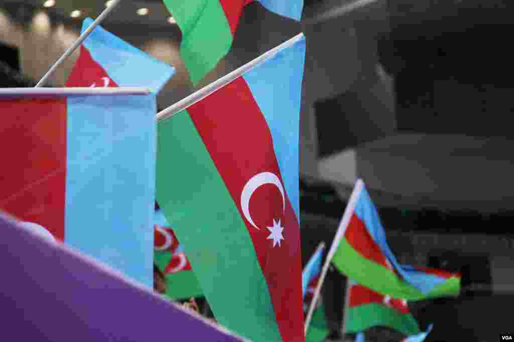 Milli Gimnastika Arenasında Qadin və Kişilərdən ibarət akrobatika