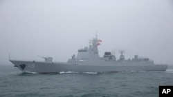 중국 해군의 미사일 구축함이 지난 2019년 4월 인민해방군 창설 70주년 행사를 맞아 산동성 칭다오 근방 해상에서 항해하고 있다. (자료사진)