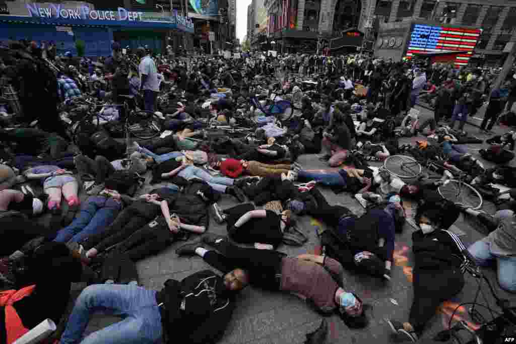 Manifestantes yacen en el suelo con las manos a la espalda en un llamado a la justicia para George Floyd en Times Square, N.Y. el 1 de junio de 2020, durante una protesta de &quot;Black Lives Matter&quot;.