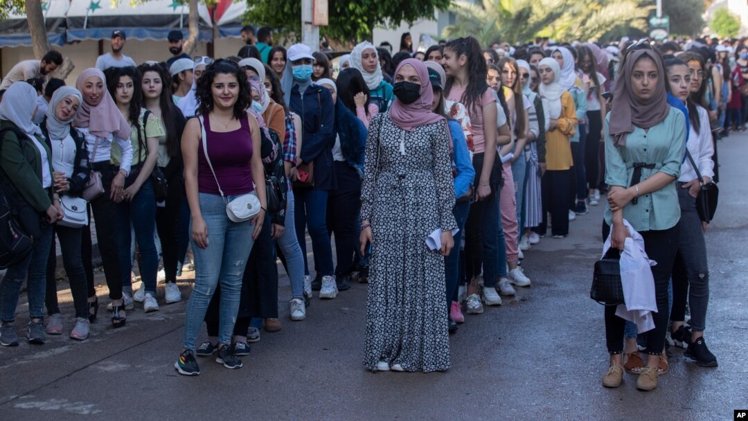 Sirijske studentkinje pred glasanje na biračkom mestu u glavnom gradu Damasku, Sirija, 26. maja 2021.