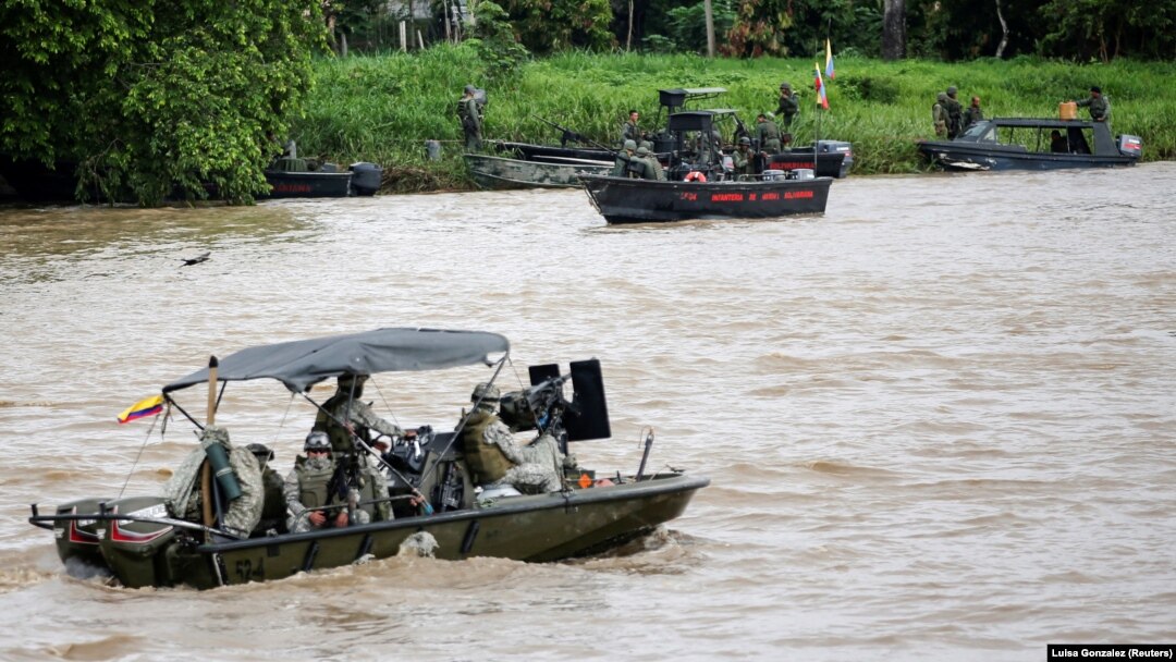 Sebuah kapal Angkatan Laut Kolombia berpatroli diSsungai Arauca sementara kapal Angkatan Laut Venezuela tetap berlabuh di perbatasan antara Kolombia dan Venezuela, Arauquita, Kolombia, 28 Maret 2021. (Foto: REUTERS/Luisa Gonzalez)