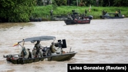 Sebuah kapal Angkatan Laut Kolombia berpatroli diSsungai Arauca sementara kapal Angkatan Laut Venezuela tetap berlabuh di perbatasan antara Kolombia dan Venezuela, Arauquita, Kolombia, 28 Maret 2021. (Foto: REUTERS/Luisa Gonzalez)