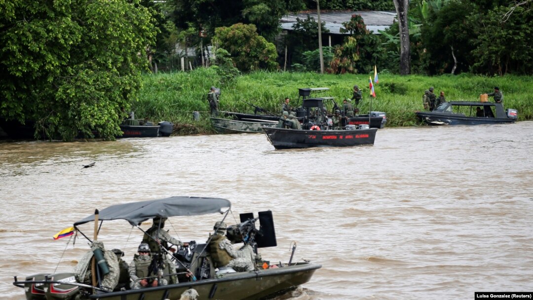 Sebuah kapal Angkatan Laut Kolombia berpatroli diSsungai Arauca sementara kapal Angkatan Laut Venezuela tetap berlabuh di perbatasan antara Kolombia dan Venezuela, Arauquita, Kolombia, 28 Maret 2021. (Foto: REUTERS/Luisa Gonzalez)