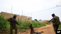 Les Forces républicaines soldats capturent deux miliciens présumés dans le quartier Riviera I Abidjan, Côte-d'Ivoire, 13 avril 2011. (AP Photo / Rebecca Blackwell)