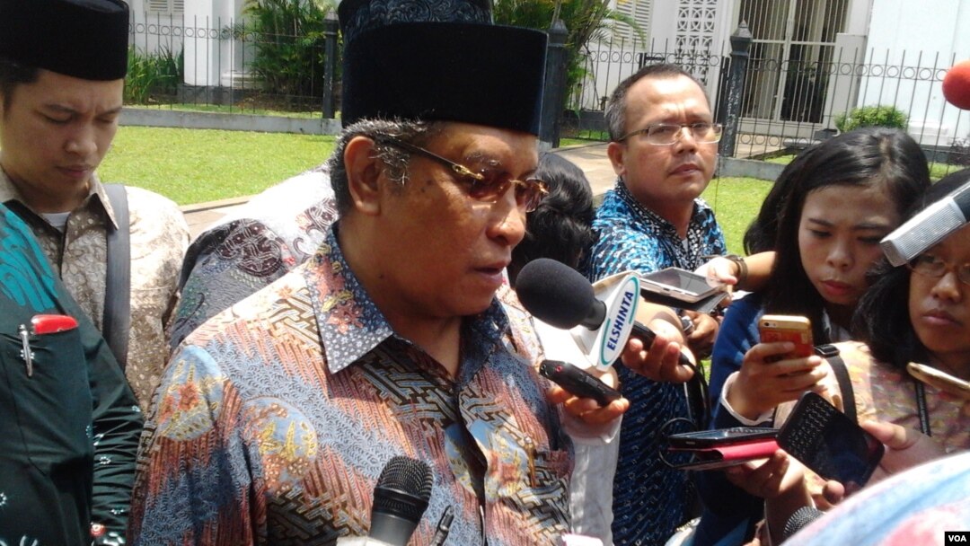 Ketua Umum PBNU, Said Aqil Siradj memberikan penjelasan kepada media usai bertemu Presiden Joko Widodo di Istana Bogor, Kamis 26/2 (VOA/Iris Gera).