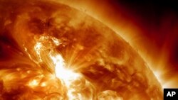 Ledakan besar pada atmosfer matahari yang disebut "semburan matahari" atau solar flare. (Foto: NASA). Ilmuwan memperkirakan matahari akan mati atau habis terbakar sekitar 6,5 milyar tahun lagi.