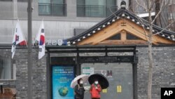 지난 1일 한국 서울 버스 정류장에 마스크를 쓴 승객들이 버스를 기다리고 있다. 