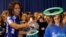La primera Dama Michelle Obama participa de un evento para animar a la gente a beber más agua, en la escuela secundaria Watertown en Wisconsin.