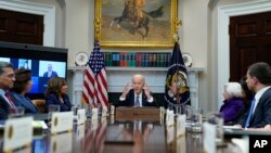 Presiden Joe Biden memimpin rapat kabinet di Ruang Roosevelt Gedung Putih, hari Jumat, 5 Mei 2023, di Washington DC.