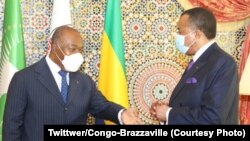 Président Ali Bongo Ondimba ya Gabon apesi bokambi ya CEEAC na mokokani wa ye ya Congo-Brazzaville Denis Sassou N'Guesso na Libreville, 27 novembre 2020. (Twitter/Présidence Congo-Brazzaville)