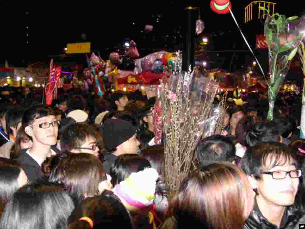 年三十维园年宵会人潮汹涌