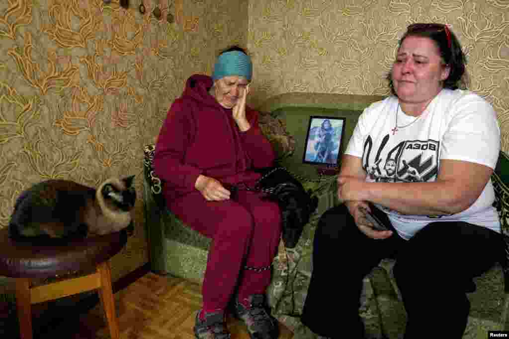 Liudmyla Bordus y su madre, Tamara, se sientan junto a una foto del soldado caído Maksym Bordus en la que solía ser su habitación.&nbsp;