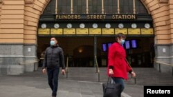 People are seen outside of Flinders Street Station amidst a lockdown in response to an outbreak of the coronavirus disease (COVID-19) in Melbourne, July 17, 2020.
