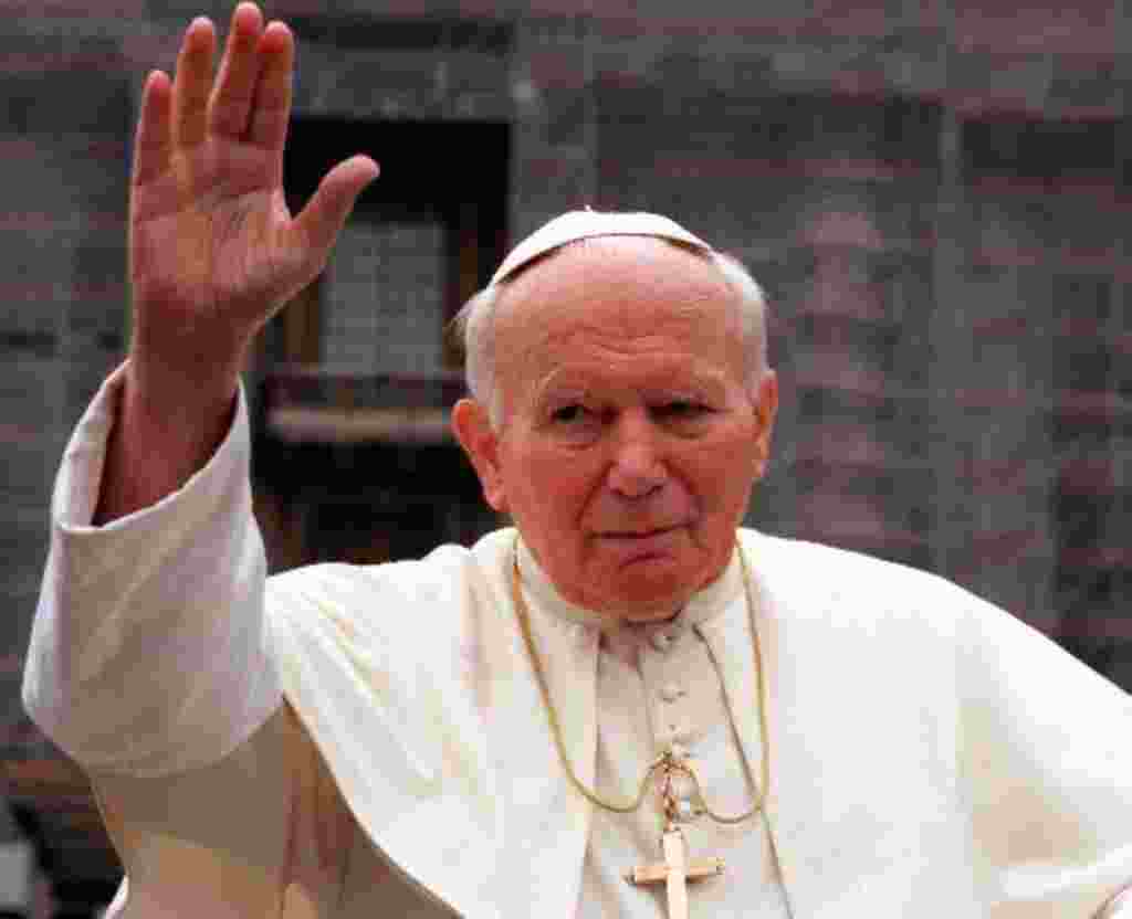 El Papa Juan Pablo II saluda a su llegada al Vaticano (1998).