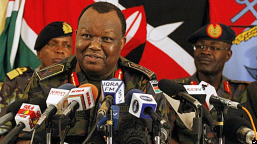 Panglima militer Kenya, Jenderal Julius Karangi mengumumkan pemecatan dua tentara Kenya hari Selasa 29/10 (foto: dok). 