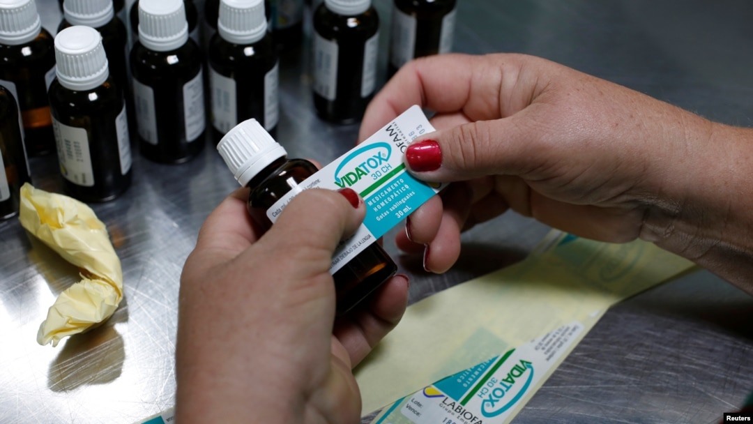 Seorang pekerja mempersiapkan botol-botol obat alternatif, Vidatox, di LabioFam, produsen obat dan kesehatan pribadi di Cienfuegos, Kuba, 3 Desember 2018 (foto: Reuters/Stringer)