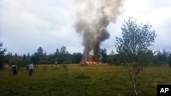 Mjesto pada aviona odakle se uzdiže dim i vidi olupina - selo Kužnjekino, u oblasti Tver u Rusiji. (Foto: AP)