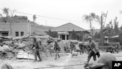 1950년 9월 인천 상륙작전에 성공한 미군들이 서울로 이동하고 있다.