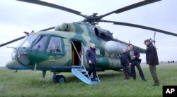 Na fotografiji napravljenoj od video snimka koji je objavila ruska TV Pul u utorak, 18. aprila 2023. godine, vidi se ruski predsednik Vladimir Putin kako helikopterom stiže na nepoznatu lokaciju. Kremlj je saopštio da je Putin posetio štab ruskih trupa koje se bore u Ukrajini.