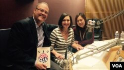 미국인의 한국 생활기 '서울맨(Seoul Man)'을 펴낸 전직 언론인 프랭크 에렌스 씨(왼쪽)가 지난 2일 VOA를 방문했다.