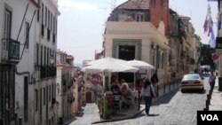 Las tradicionales calles empredadas en el elegante barrio del Chiado en Lisboa.