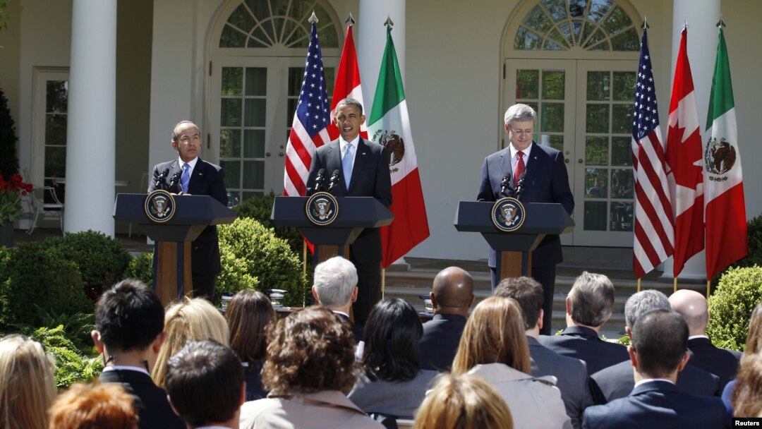 Presiden Barack Obama (tengah), PM Kanada Stephen Harper (kanan) dan Presiden Meksiko Felipe Calderon (kiri) dalam jumpa pers bersama di kebun mawar Gedung Putih (2/4).