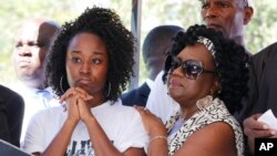 Melissa Jones, (à gauche), soeur de Corey Jones, débout avec un membre identifié au "rassemblement pour des réponses" jeudi 22 octobre 2015, à Palm Beach Gardens, Florida.(AP Photo/Joe Skipper)