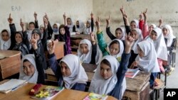 En esta imagen de archivo, alumnas afganas durante su primer día de clase del curso, en Kabul, el 25 de marzo de 2023. 