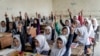 FILE - Anak-anak sekolah Afghanistan memasuki ruang kelas mereka pada hari pertama tahun ajaran baru, di Kabul, Sabtu, 25 Maret 2023. (Ebrahim Noroozi/AP)