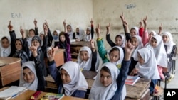 Sejumlah siwa perempuan menghadiri pembelajaran di sebuah sekolah di Kabul, Afghanistan, pada 25 Maret 2023. (Foto: AP/Ebrahim Noroozi)