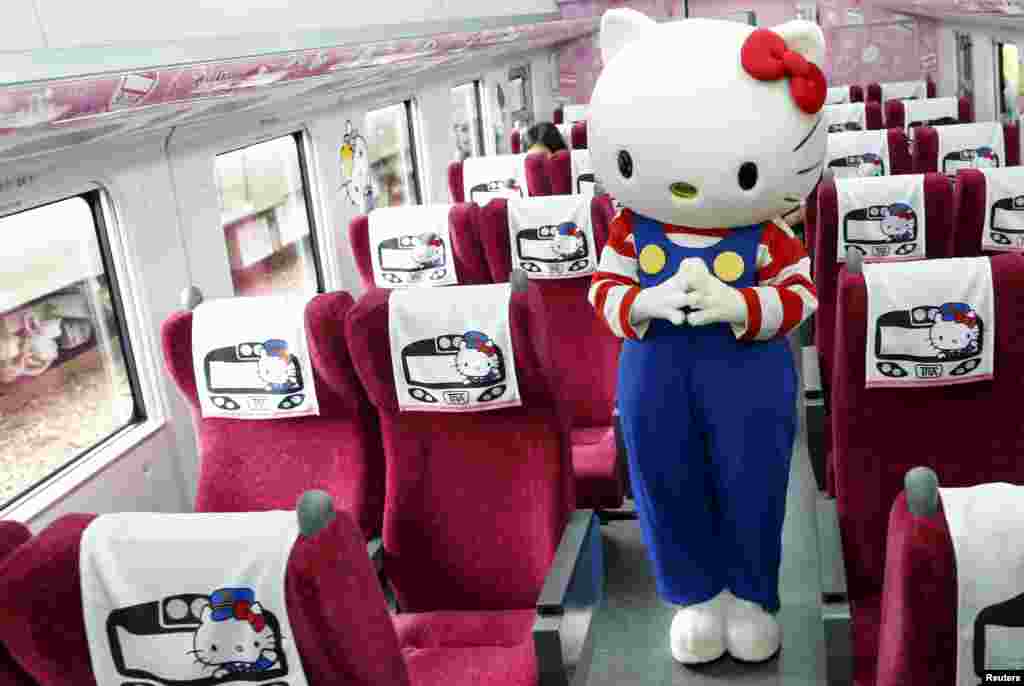 یک نفر به شکل عروسک هلو کیتی ( Hello Kitty ) در قطار تند روی تایپه تایوان. این کاراکتر کارتونی، شخصیت تخیلی شرکت ژاپنی &quot;سانیرو&quot; است و محصولات اسباب بازی خود نمایی کرده.