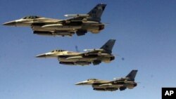 美国F-16战机 (资料照片)。F-16战机2015年5月25日紧急起飞护送一法国航班客机飞往纽约