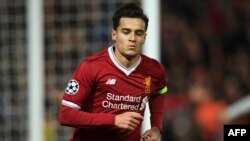 Le milieu de terrain brésilien de Liverpool, Philippe Coutinho, fêtera son deuxième but lors du match de football du Groupe E de l'UEFA Champions League entre Liverpool et le Spartak Moscou à Anfield, Liverpool, dans le nord-ouest de l'Angleterre le 6 décembre 2017.