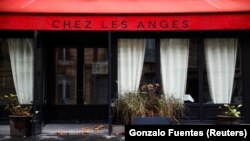 Sebuah restoran di Paris, Perancis, yang tutup karena pemberlakuan pembatasan untuk meredam pandemi virus corona, 5 Januari 2021. (Foto: Gonzalo Fuentes/Reuters)