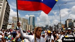 Lilian Tintori señaló que Leopoldo López resiste desde la cárcel y que el pueblo debe resistir en las calles con protestas pacíficas. 