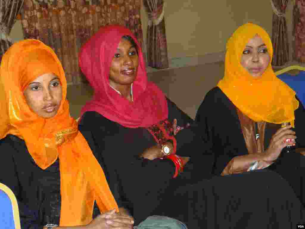 Laanta Af-Soomaaliga ee VOA oo "Kulan Dadweyne" oo looga hadlayo Dhalinyarada iyo Tahriibka ku qabatay magaalda Hargeysa, June 14, 2013.