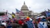 ARCHIVO: Partidarios del presidente Donald Trump frente al Capitolio federal en Washington el 6 de enero de 2021.