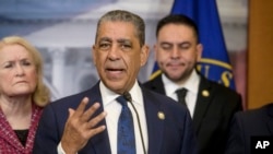 El presidente del Caucus Hispano del Congreso, el representante Adriano Espaillat, demócrata por NY, habla durante una conferencia de prensa del Caucus sobre inmigración y prioridades fronterizas, en el Capitolio, el jueves 6 de febrero de 2025, en Washington. 