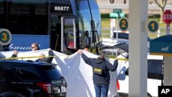 Petugas memindahkan korban yang tewas tertembak dari dalam bus Greyhound yang penuh penumpang di kota Lebec, California, 3 Februari 2020. (Foto: dok). Lima orang dilaporkan terluka dalam insiden tersebut. 