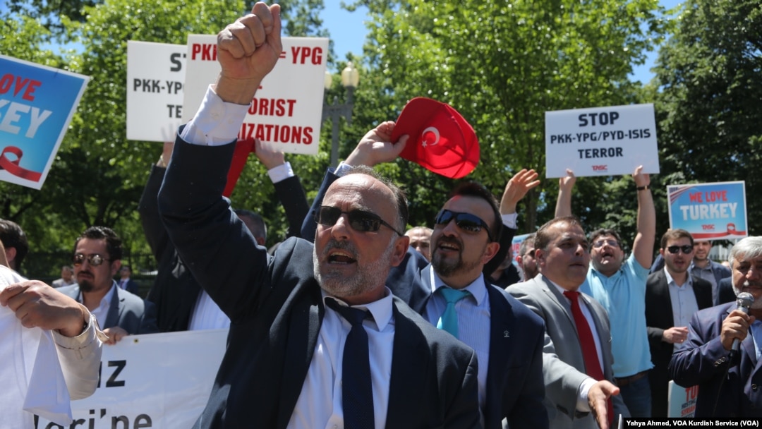 Pendukung Presiden Turki Recep Tayyip Erdogan bereaksi terhadap pendukung anti-Erdogan di luar Gedung Putih di Washington, D.C., 16 Mei 2017.