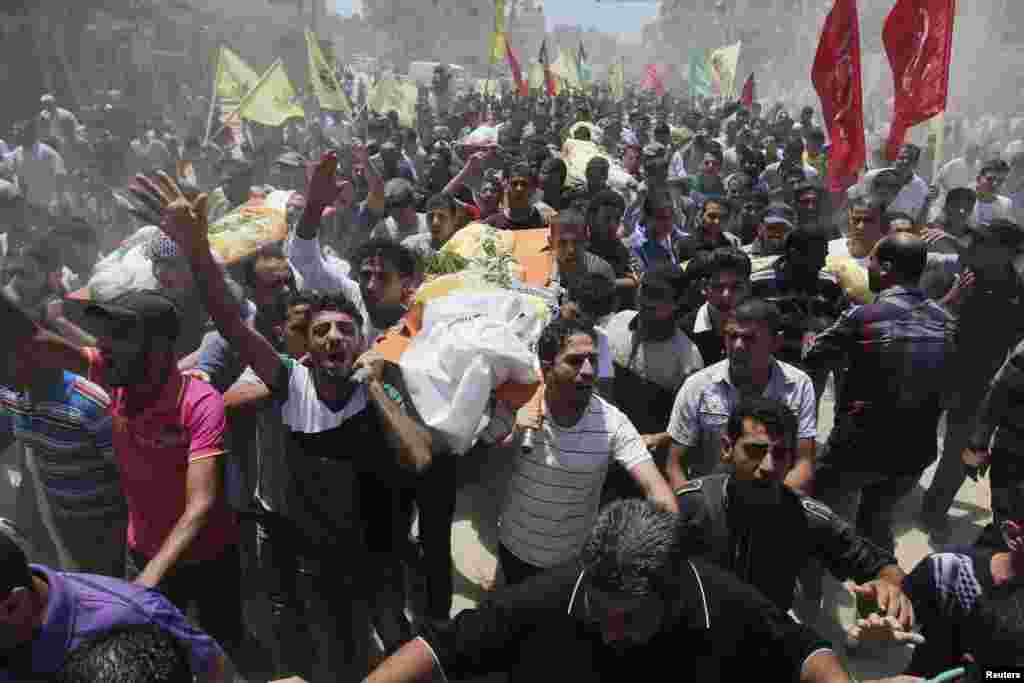 فعالان مسلمان در شهر کلکتۀ هند با راه اندازی یک راهپیمایی گسترده حملات پاریس را تقبیح کردند.