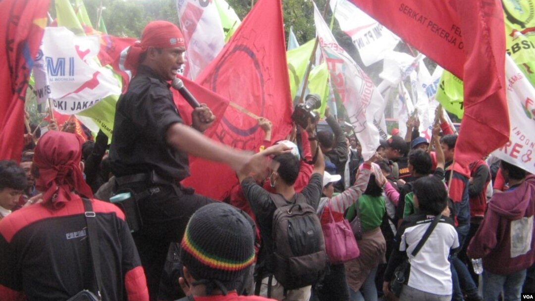 Demo buruh di depan Balai Kota Jakarta menuntut kenaikan upah hari Selasa (13/11), setelah tidak adanya titik temu antara buruh dan pengusaha (foto: Andylala/VOA). 