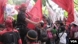 Demo buruh di depan Balai Kota Jakarta menuntut kenaikan upah hari Selasa (13/11), setelah tidak adanya titik temu antara buruh dan pengusaha (foto: Andylala/VOA). 