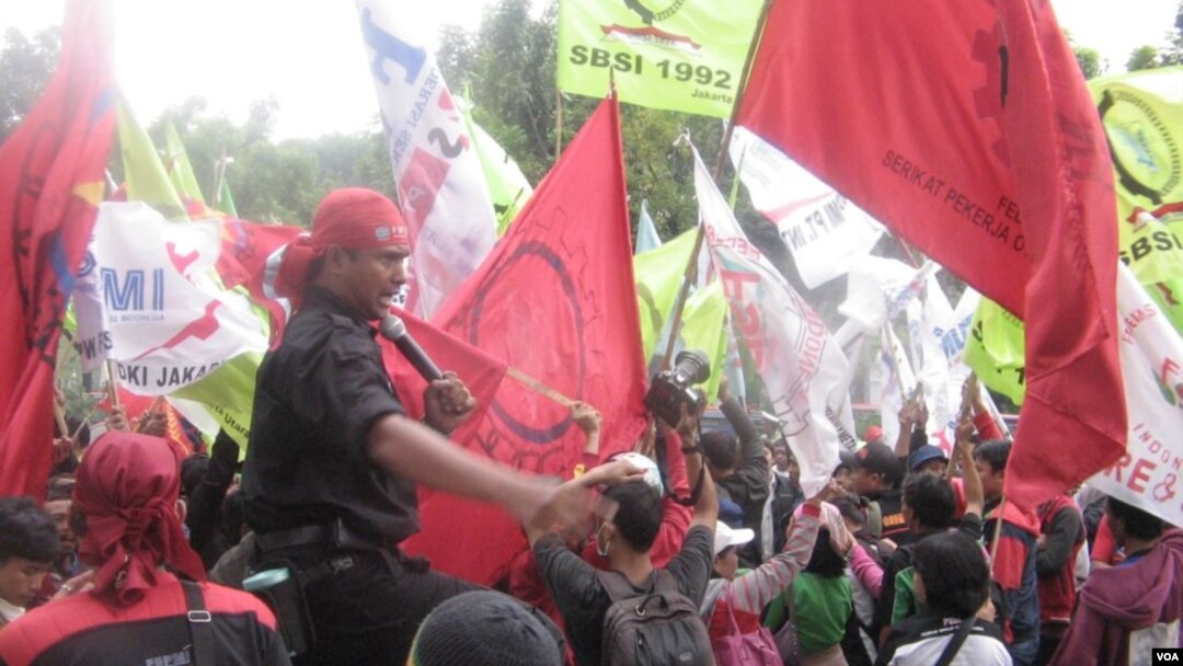 Demo buruh di depan Balai Kota Jakarta menuntut kenaikan upah. Pemerintah Jakarta akhirnya menaikkan upah minimum sebesar 40 persen mulai 2013. (VOA/A. Waluyo). 