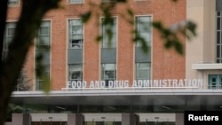 资料照片：位于华盛顿附近的马里兰州白橡树区的美国食品药品监督管理局(FDA)的总部大楼标识。(2020年8月29日)